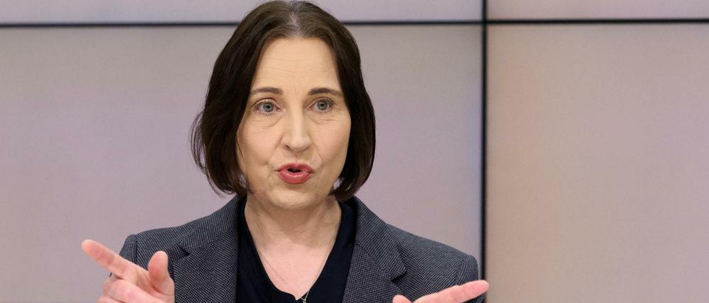 Brandenburgs Datenschutzbeauftragte Dagmar Hartge präsentiert den Trend zur Akteneinsicht.