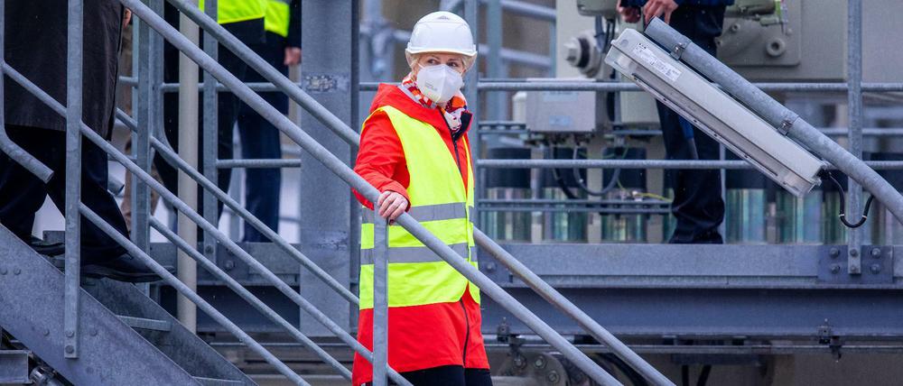 Ein Bild aus anderen Zeiten: Mecklenburg-Vorpommerns Ministerpräsidentin in der Gasanlandestation von Nord Stream 2.