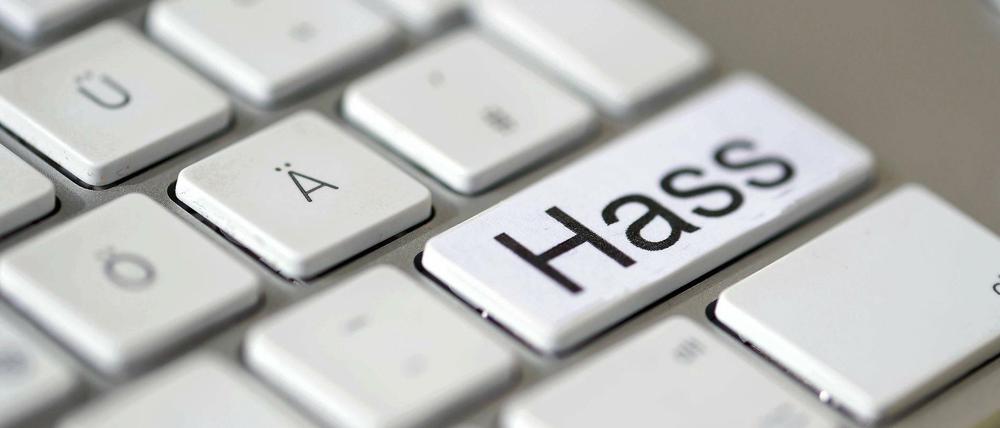 Wer Hass verbreitet im Netz, der darf nicht anonym bleiben.