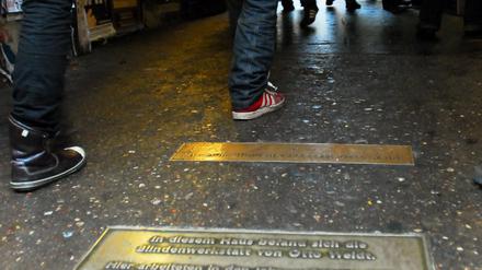 Der Bürstenmacher Otto Weidt verschaffte verfolgten Juden in seiner Werkstadt in der Rosenthaler Straße 39 in Mitte einen Arbeitsplatz. Ihm verdankt etwa die Schriftstellerin Inge Deutschkron ihr Überleben. An Otto Weidt erinnert im Eingangsbereich des Hauses erinnert eine Gedenktafel an Otto Weidt. 