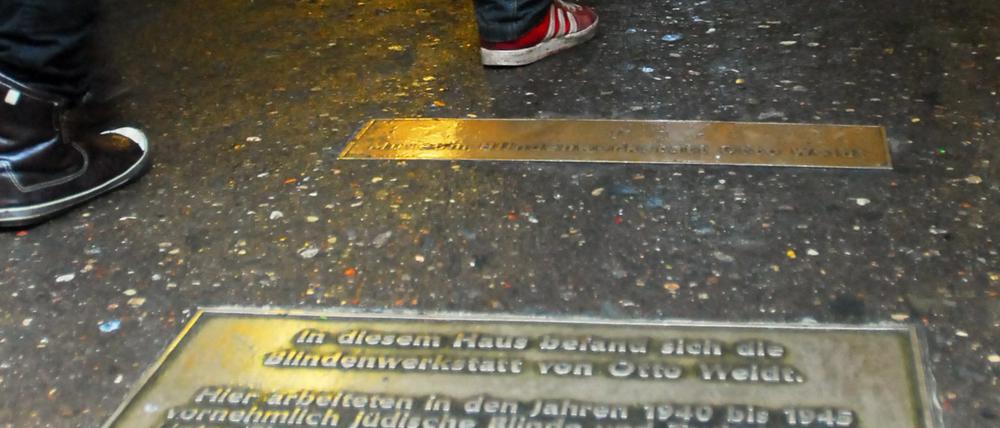 Der Bürstenmacher Otto Weidt verschaffte verfolgten Juden in seiner Werkstadt in der Rosenthaler Straße 39 in Mitte einen Arbeitsplatz. Ihm verdankt etwa die Schriftstellerin Inge Deutschkron ihr Überleben. An Otto Weidt erinnert im Eingangsbereich des Hauses erinnert eine Gedenktafel an Otto Weidt.