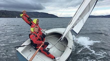 Auf einer Wellenlänge. Im nautischen Dienst an der Schule Schloss Salem am Bodensee lernen Schüler:innen das Segeln. 