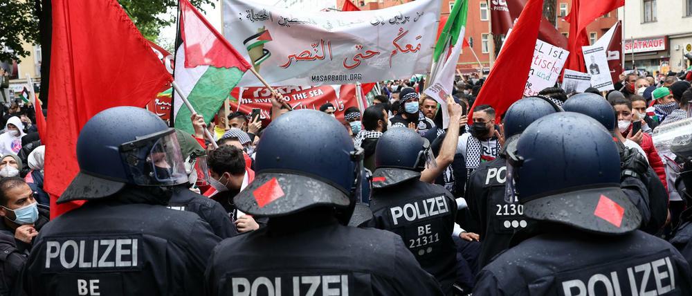 Hass auf Israel. Radikale Palästinenser und deutsche Sympathisanten demonstrierten im Mai 2021 in Neukölln. Es gab antisemitische Hassparolen und Angriffe auf Polizei und Journalisten.