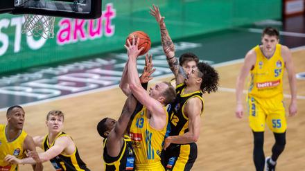„Es wird ein Kampf“, prophezeit Albas Trainer Israel Gonzalez. Damit haben die Berliner um Kapitän Luke Sikma (Mitte) gegen Ludwigsburg durchaus Erfahrung.