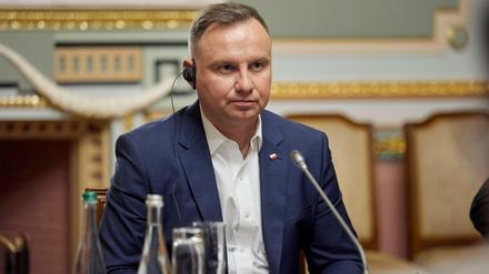 Der polnische Präsident Andrzej Duda hört über Kopfhörer einer Rede von Wolodomir Selenskyj zu.