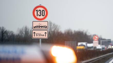 Ein Verkehrszeichen zur Geschwindigkeitsbegrenzung für die nächsten 57,0 Kilometer auf der Autobahn A13.