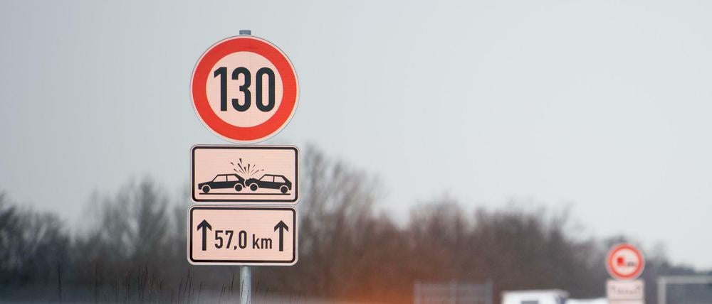 Ein Verkehrszeichen zur Geschwindigkeitsbegrenzung für die nächsten 57,0 Kilometer auf der Autobahn A13.