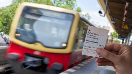 Bei den Berliner Verkehrsbetrieben sind bis einschließlich Sonntag bereits 130.000 der 9-Euro-Monatstickets verkauft worden.