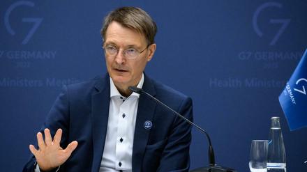 Karl Lauterbach (SPD), Bundesminister für Gesundheit, äußert sich bei einer Pressekonferenz.