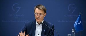 Karl Lauterbach (SPD), Bundesminister für Gesundheit, äußert sich bei einer Pressekonferenz.