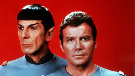 William Shatner (rechts) als Captain James T. Kirk, Commander des Raumschiffes Enterprise, und Leonard Nimoy als Crewmitglied Spock vom Planeten Vulkan. 