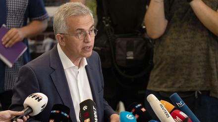 Peter Feldmann (SPD), Oberbürgermeister von Frankfurt am Main, gibt vor seinem Dienstzimmer im Römer ein Pressestatement ab.