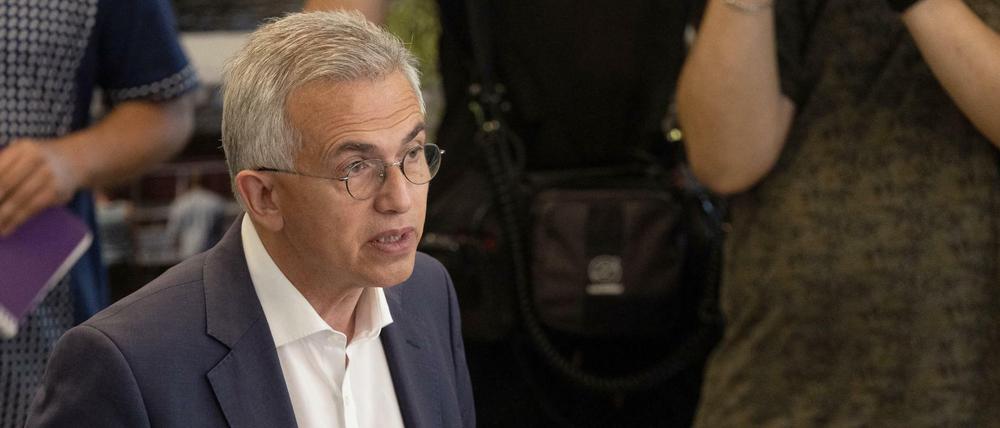 Peter Feldmann (SPD), Oberbürgermeister von Frankfurt am Main, gibt vor seinem Dienstzimmer im Römer ein Pressestatement ab.
