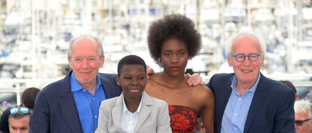 Jean-Pierre und Luc Dardenne mit Joely Mbundu (rechts) und Pablo Schils, den Hauptdarstellern ihres Films „Tori e Lokita”.
