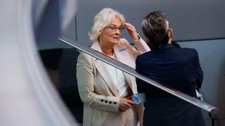 Verteidigungsministerin Christine Lambrecht und SPD-Fraktionschef Rolf Mützenich im Bundestag.