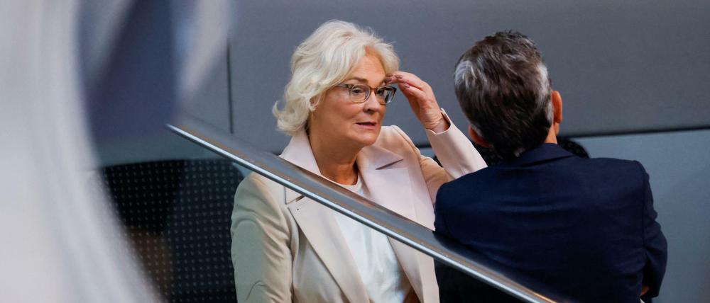 Verteidigungsministerin Christine Lambrecht und SPD-Fraktionschef Rolf Mützenich im Bundestag.