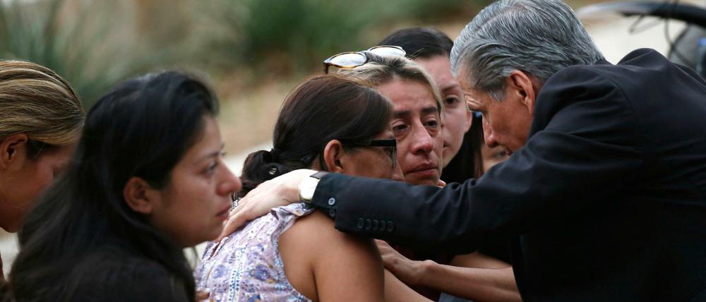 Gustavo Garcia-Siller (r), Erzbischof von San Antonio, tröstet Familien vor dem Civic Center.