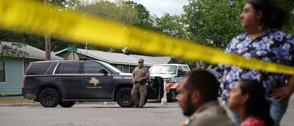 Uvalde, Texas: Nach der Bluttat sitzen Menschen am Rande einer Absperrung.