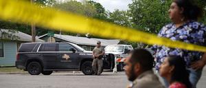Uvalde, Texas: Nach der Bluttat sitzen Menschen am Rande einer Absperrung.