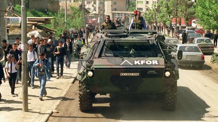 Deutsche Soldaten der KFOR-Friedenstruppe fahren durch Suva Reka im Kosovo (Archivbild).