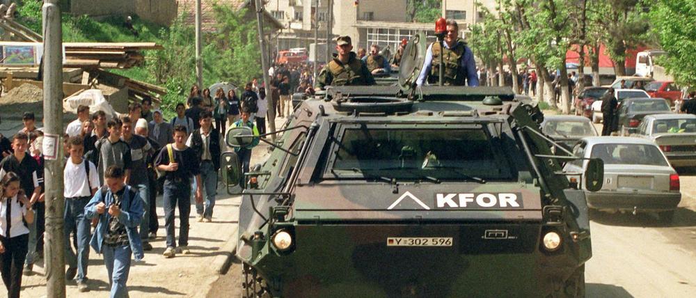 Deutsche Soldaten der KFOR-Friedenstruppe fahren durch Suva Reka im Kosovo (Archivbild).
