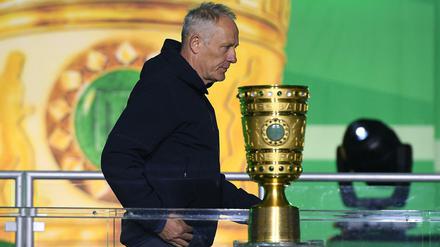 Freiburg-Trainer Christian Streich muss nach der Niederlage auf der Siegerehrung am DFB-Pokal vorbeilaufen.