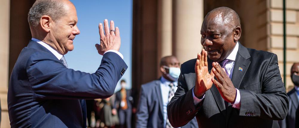 Südafrika ist ein Partner, den Olaf Scholz (hier zusammen mit Präsident Matamela Cyril Ramaphosa) zum G7-Gipfel nach Deutschland geladen hat.