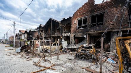 Alltag zwischen Ruinen: Ende März wurden in Butscha dutzende Leichen gefunden. Zwei Monate später eröffnen die Märkte und Läden.