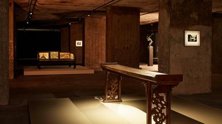 Blick in die Feuerle Collection mit einem Tisch aus der frühen Qing-Dynastie.