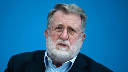 Thomas Mertens prüft eine Präventivimpfung von Risikogruppen. Eine Impfung der kompletten Bevölkerung sei "wenig wahrscheinlich".