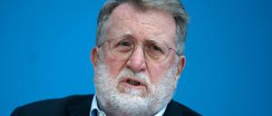 Thomas Mertens prüft eine Präventivimpfung von Risikogruppen. Eine Impfung der kompletten Bevölkerung sei "wenig wahrscheinlich".