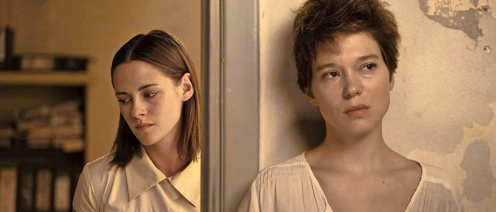 Körperhorror. Davis Cronenbergs „Crimes of the Future“ mit Léa Seydoux (r.) und Kirsten Stewart. 