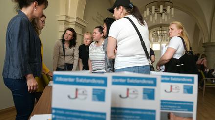 Bislang werden die Kriegsflüchtlinge noch von den Sozialämtern der Bezirke nach dem Asylbewerberleistungsgesetz versorgt. 