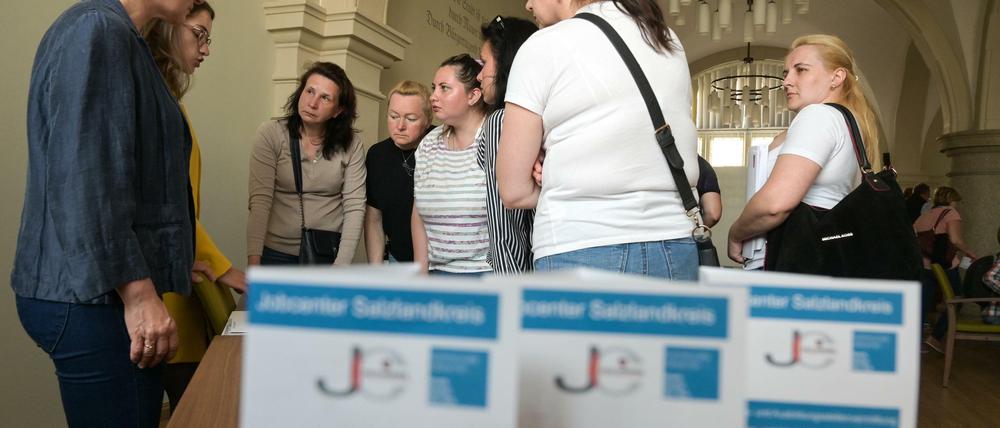Bislang werden die Kriegsflüchtlinge noch von den Sozialämtern der Bezirke nach dem Asylbewerberleistungsgesetz versorgt. 