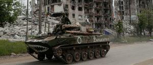Ein mit der dem Wort „Valkyrie“ beschrifteter Panzer der pro-Russischen Truppen fährt durch Popasna in der Region Luhansk.