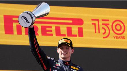 Red-Bull-Star Max Verstappen jubelt mit dem Pokal auf dem Podium über seinen Sieg beim Grand Prix von Spanien.