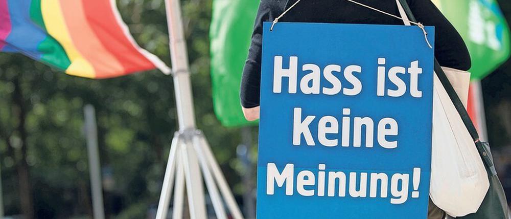 Eine Aktivistin bei einem Landesparteitag der Grünen in Wiesbaden (Archivbild von 2018)