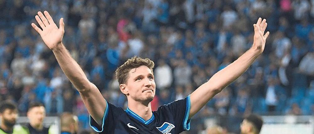 Macht’s gut. Niklas Stark verabschiedet sich von den Hertha-Fans.