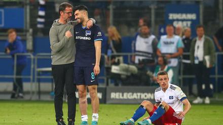 Wir bleiben drin. Fredi Bobic (li.) mit Suat Serdar, rechts HSV-Spieler Miro Muheim.