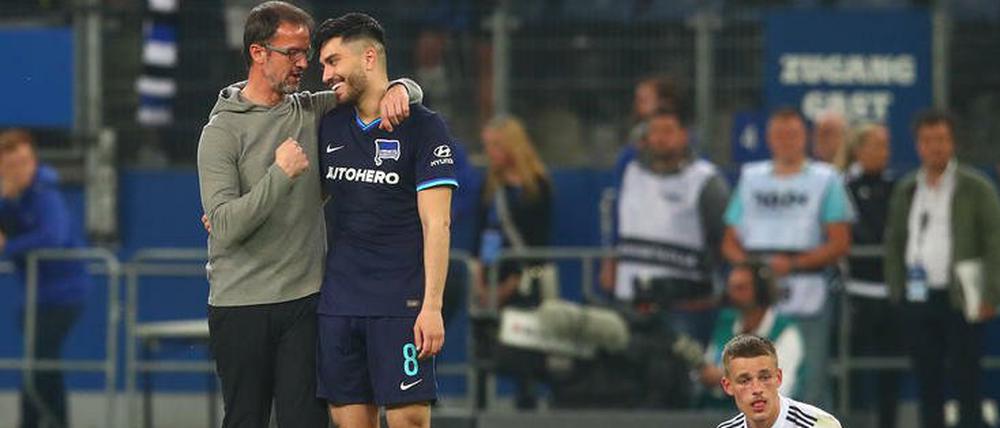 Wir bleiben drin. Fredi Bobic (li.) mit Suat Serdar, rechts HSV-Spieler Miro Muheim.