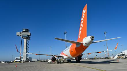 Passagierflugzeuge der Fluggesellschaft Easyjet am Hauptstadtflughafen Berlin-Brandenburg (BER).