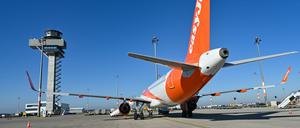 Passagierflugzeuge der Fluggesellschaft Easyjet am Hauptstadtflughafen Berlin-Brandenburg (BER).