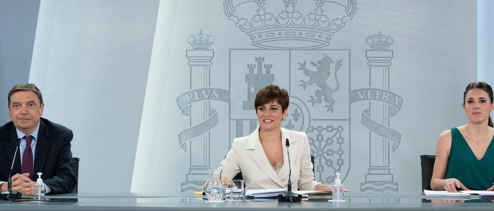 Bei einer Pressekonferenz sitzen verschiedene Minister aus Spanien zusammen.