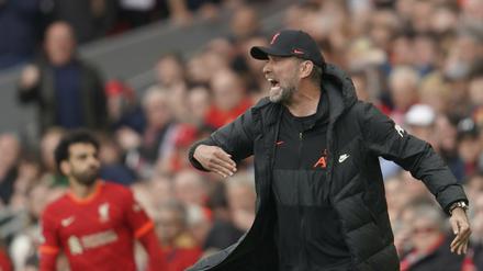 Jürgen Klopp, Trainer des FC Liverpool, gestikuliert an der Seitenlinie.