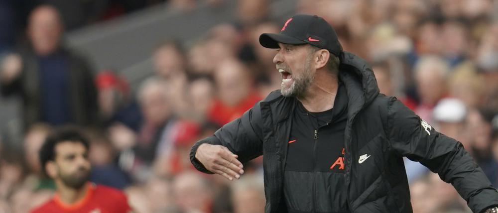 Jürgen Klopp, Trainer des FC Liverpool, gestikuliert an der Seitenlinie.