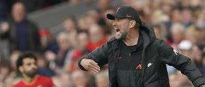 Jürgen Klopp, Trainer des FC Liverpool, gestikuliert an der Seitenlinie.