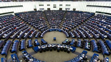 Abgeordnete des Europäischen Parlaments sitzen während einer Abstimmungssitzung im Plenarsaal des Europäischen Parlaments.