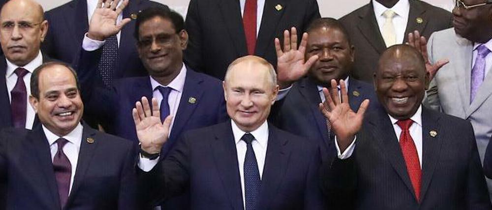 Wladimir Putin (1. Reihe, M), Präsident von Russland, steht zusammen mit den Führern der afrikanischen Ländern für ein Gruppenfoto im Rahmen des ersten Afrika-Russland-Gipfels zusammen.