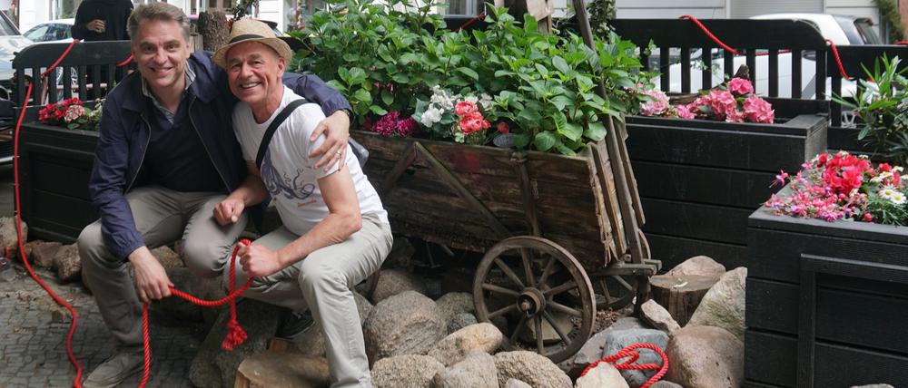 Jörg Winners und Hans Jürgen Zschäbitz von der Nachbarschaft-Initiative Fritschestraße sitzen auf einem von ihnen mit Blumen gestalteten Parklet.