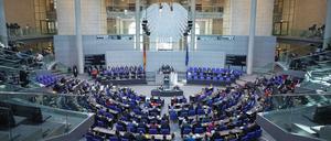 Wieder zurück auf Normalgröße - aber wie: Der Bundestag soll ein neues Wahlrecht bekommen. 